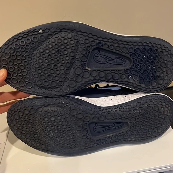 Nike women’s basketball shoe 8 1/2 - Picture 6 of 6